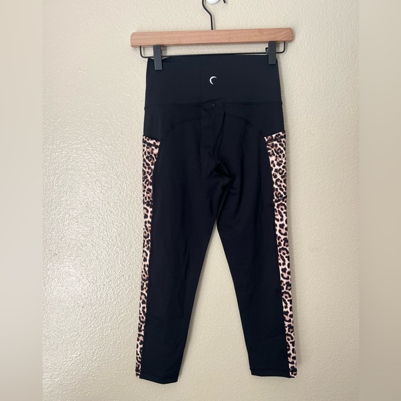 ZYIA Leopard Pocket High Rise Capri Leggingsโ - Picture 2 of 6